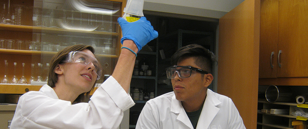 Professor Hinkle and Javier in the geochemistry lab looking and fungi and minerals